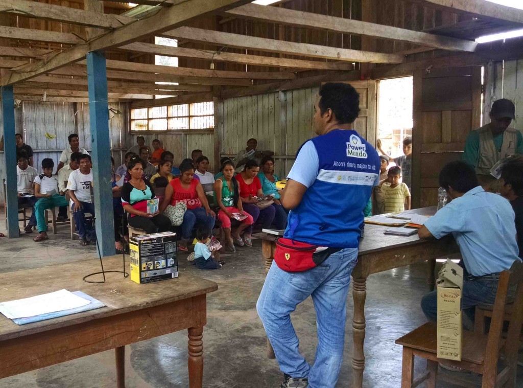 Coordinador de PowerMundo presentando el sistema prepago a una comunidad en San Martín