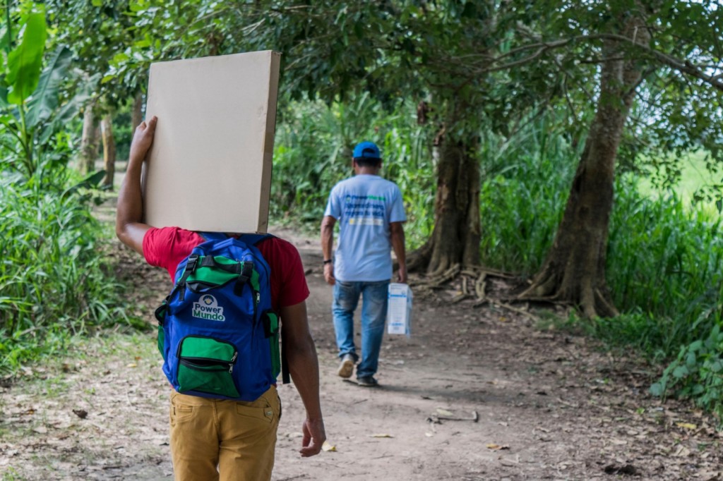 Un distribuidor de PowerMundo camina una hora para llegar a la comunidad de Santa Martha para instalar un sistema de energía solar recién ordenado. Tener un representante de ventas regional con un buen servicio al cliente fue clave para ganar la confianza del cliente. Foto: cortesía de PowerMundo